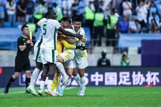 法比奥亲了连扑点球的侯森:若是莫得他 我就罢了