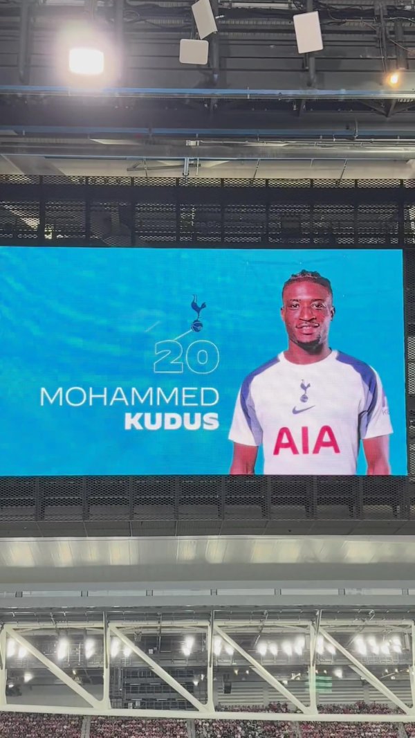 闹乌龙🤣萨尔中圈吊射破门，球场大屏幕知道是库杜斯进球