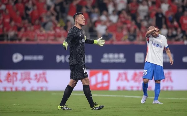 被批语文不外关！王大雷复兴扔袖标：你们心爱臆想，跟俱乐部无关