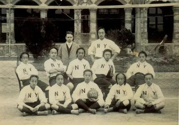 明日之星决战“白玉碗”，从南洋到交大，看这支球队的风浪征途