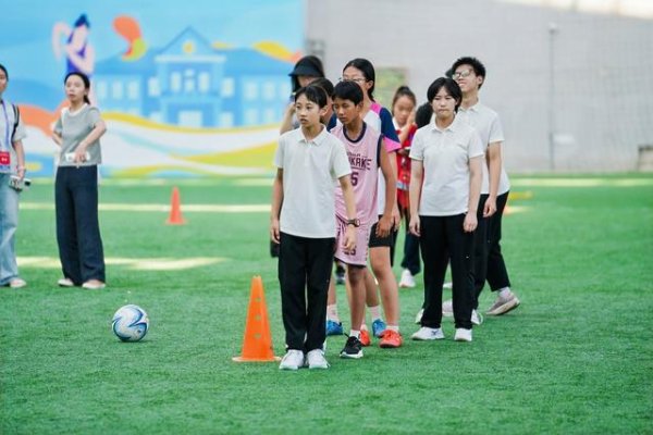 青少年阳光体育大会小通顺员拜谒亚泰足球检修基地