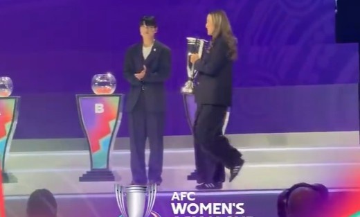 李梦雯动作卫冕冠军中国女足代表 携亚洲杯冠军奖杯出席抽签庆典
