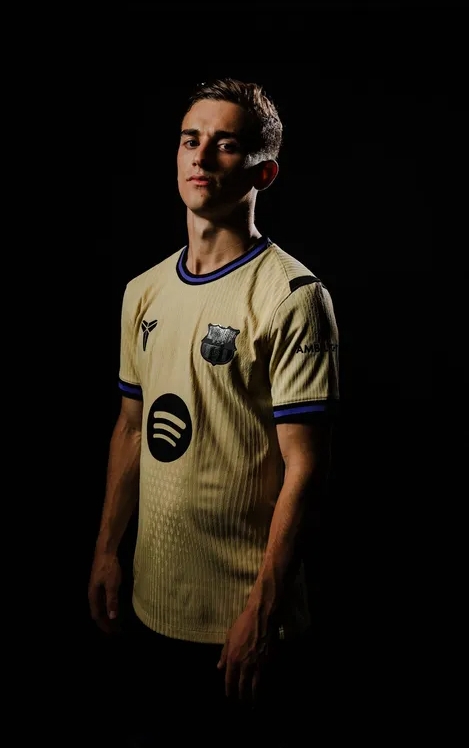 巴萨公布下赛季客场球衣：球衣元素致意科比 7月31日赛场首秀