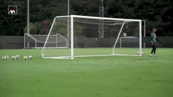 有点蛮横！埃基蒂克历练中附近脚+头球破门，毛糙完成帽子戏法