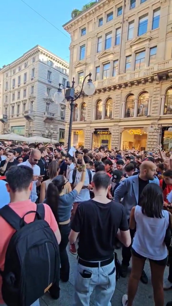 😮米兰球迷原谅莫德里奇同期也在抗议红鸟，高呼马尔蒂尼的名字