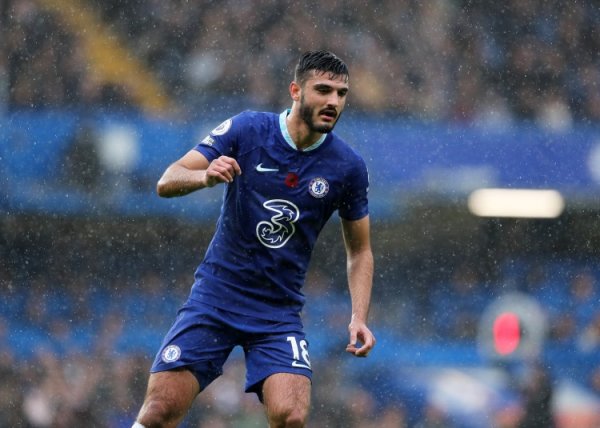 记者：布罗亚已完成伯恩利体检，俱乐部正商谈来往最终细节