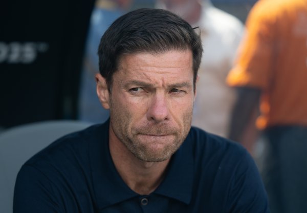 记者：禁闭友谊赛对阵莱加内斯，哈维-阿隆索让阿拉巴担任中场