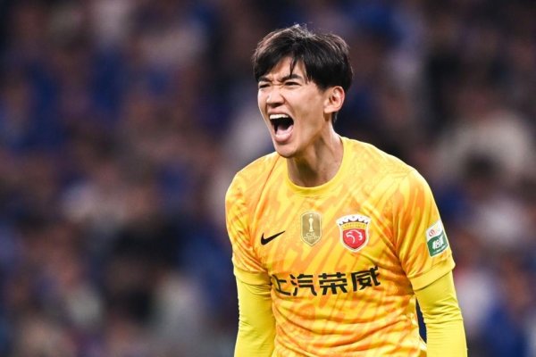 颜骏凌封神1战！3次扑必进球让吴曦破防踢东谈主 名记：他中超第1门将