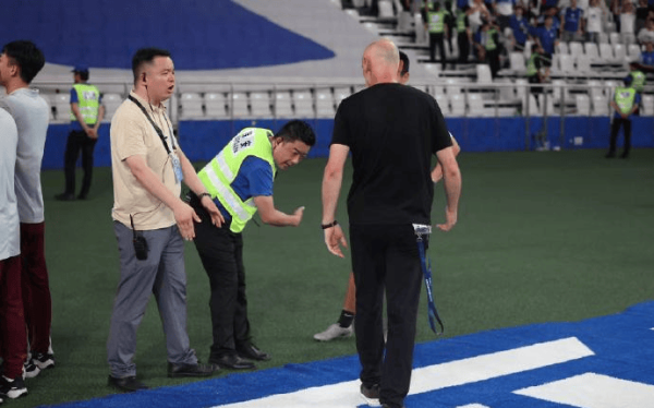争议？海港赢球后疑踩申花队徽！寻衅球迷+误伤好意思女记者，大V叱咤