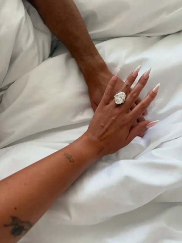 马卡：C罗订婚钻戒保守臆想200万好意思元，最高妙1300万好意思元