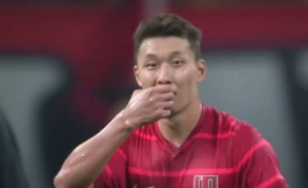 差点害我方东谈主！上半场终末期间，李扬向裁判反馈现场有球迷吹野哨