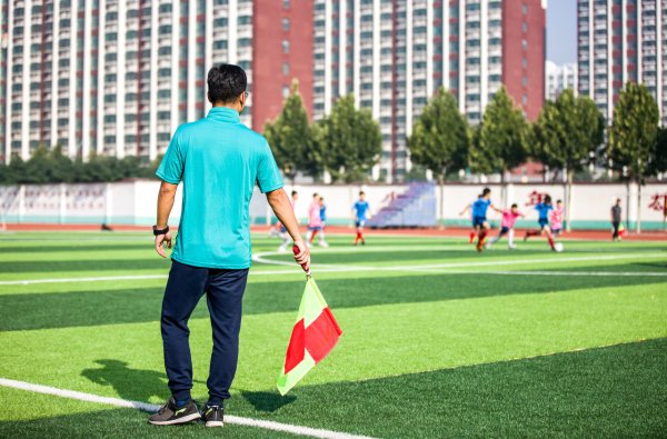 媒体东说念主：上海高中里男生可爱足球的不少，踢球和学习可彼此促进