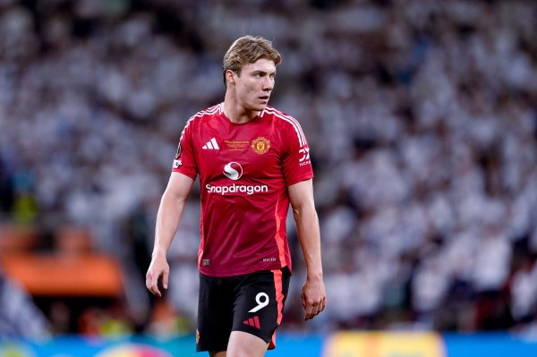 米体：霍伊伦留在曼联思法动摇，其父亲向米兰示意会谨慎磋商加盟