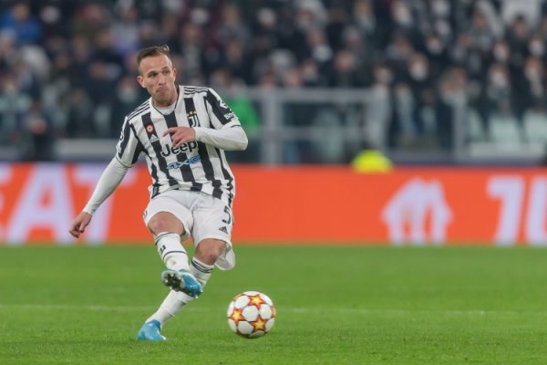 记者：尤文与格雷米奥就阿图尔达合同，球员瞻望今天签约