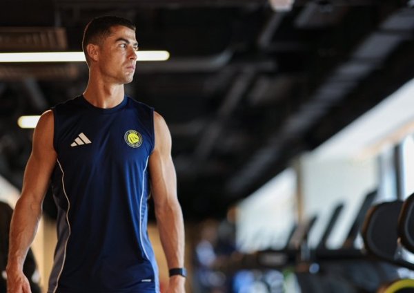 剑指冠军！利雅得奏凯晒C罗进行规复性熟习相片