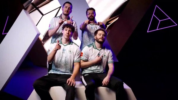 C罗出席电竞天下杯完毕式，手脚赛事大众大使向夺冠战队授奖