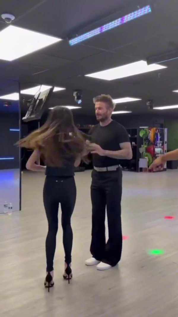 秀恩爱！贝克汉姆七夕示爱维多利亚：爱你❤️愿全球七夕开心