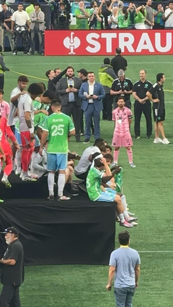 赐与敌手尊重，梅西赛后在场内看西雅图海湾东谈主授奖典礼