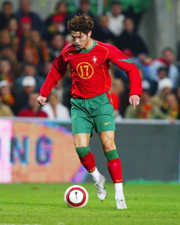 22年活化石！C罗03年8月完成葡萄牙首秀，已在国度队配置了22年