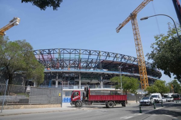 赶程度！马卡：临近住户沮丧，诺坎普改建工程24小时王人在施工