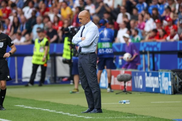 斯基拉：费内巴切接力劝服斯帕莱蒂接办球队，仍遭到终结