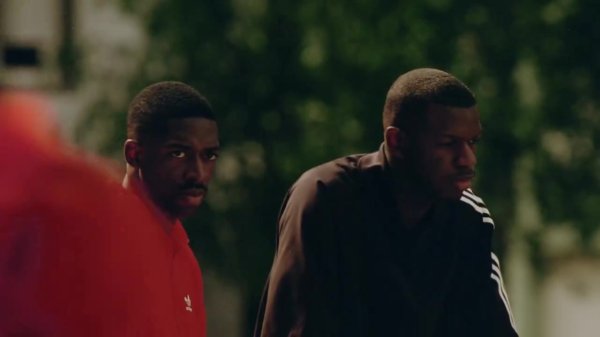 登贝莱与阿迪达斯互助拍摄宣传片，与少年一皆踢球