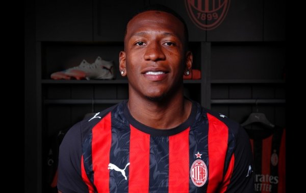 跟队记者：埃斯图皮尼安的体魄情状精致，来日再行参与米兰合练