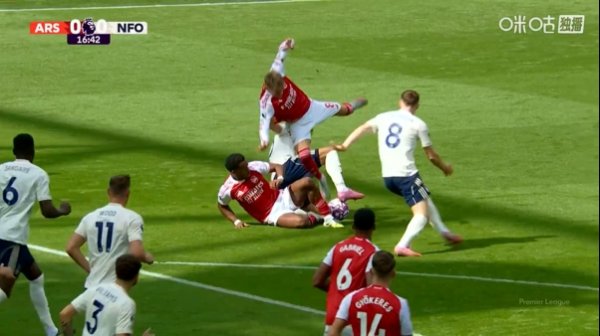 我方东谈主误伤！厄德高被铲飞后无法坚握伤退，恩瓦内里替补登场