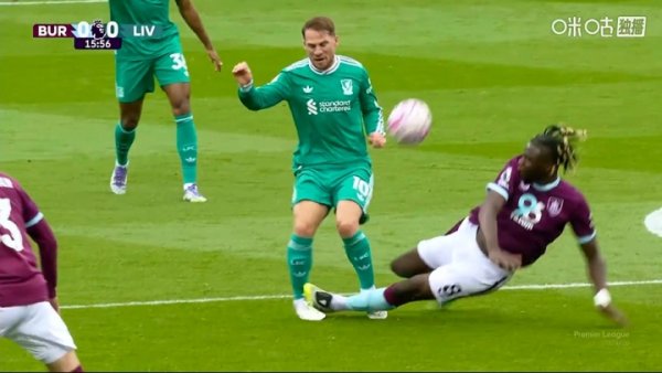 VAR没介入！乌戈丘库亮鞋底铲到麦卡利斯特脚踝，裁判出示黄牌