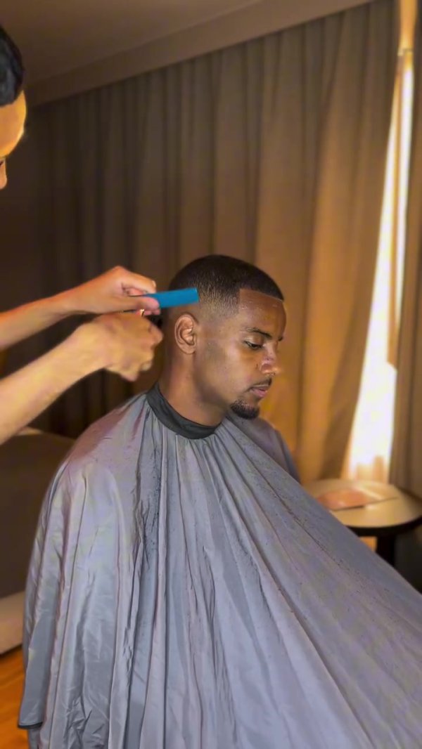 这钱也太好赚了😂剃头师晒伊萨克50秒剃头视频，前后似乎没差别