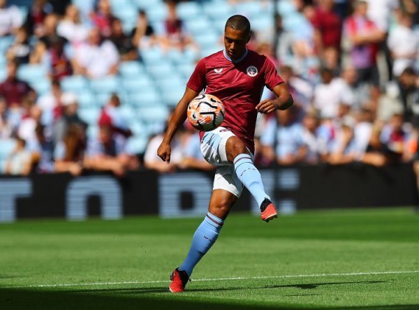 跟队：蒂莱曼斯感到小腿肌肉痛苦因此半场被换下 周日将罗致查验