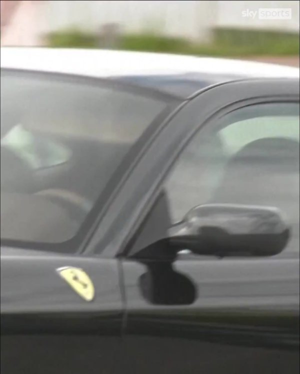 他来了！穆里尼奥亲驾法拉利抵达本菲卡，负责开启持教生存新篇章