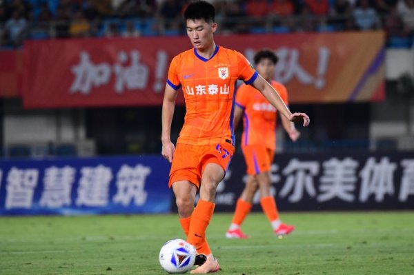 鲁媒：王昊斌初度出席发布会 青岛芳华足球场的场合要求并不睬思