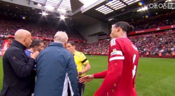 莫耶斯赛后找到裁判抒发起火，格拉利什也来抗议被皮克福德推走