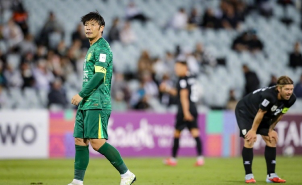 帅位不保？0-3后67岁塞蒂恩面色乌青+闭眼瘫坐！遭国安远征军怒骂