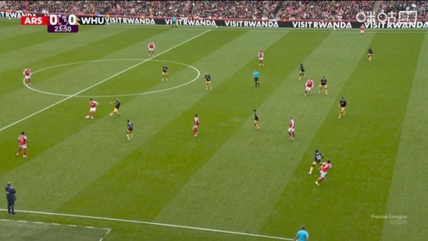 进球无效！赖斯长传萨卡破门，边裁举旗暗示萨卡越位