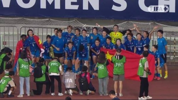 中国自豪！武汉车谷江大女足赛后展示国旗拍摄大合照