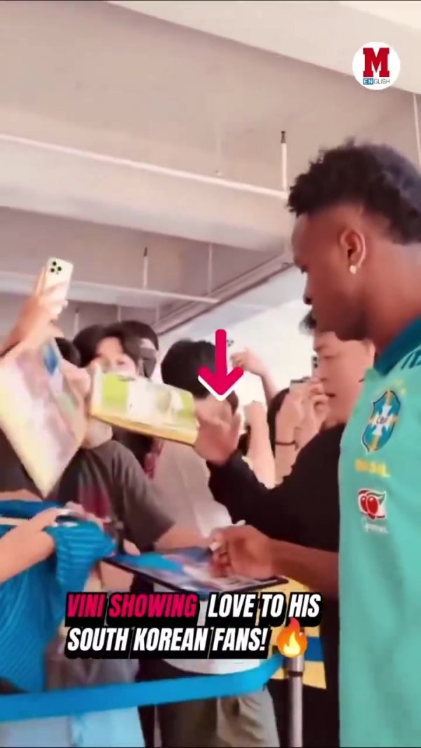 东说念主气很高！维尼修斯巴西队磨真金不怕火之前为球迷签名