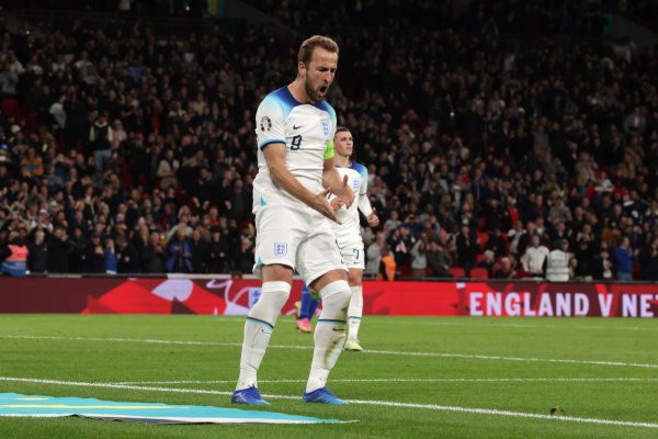 球迷称凯恩只会吃饼拖慢英格兰节律应该拿下！主捏东谈主：开打趣吗？