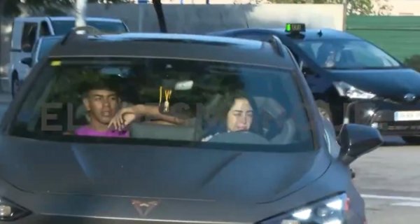 🤣刚满18还在学驾照！女友当天开车送亚马尔去巴萨磨练