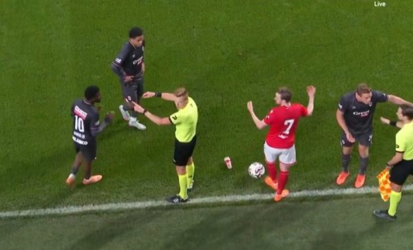 无妄之灾😅因球迷投掷水杯击中主裁，比甲一场比赛第87分钟中止