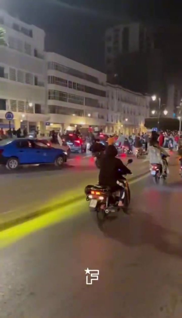 隧说念！摩洛哥齐门拉巴特，凌晨3点东说念主潮涌动庆祝世青赛夺冠🏍️