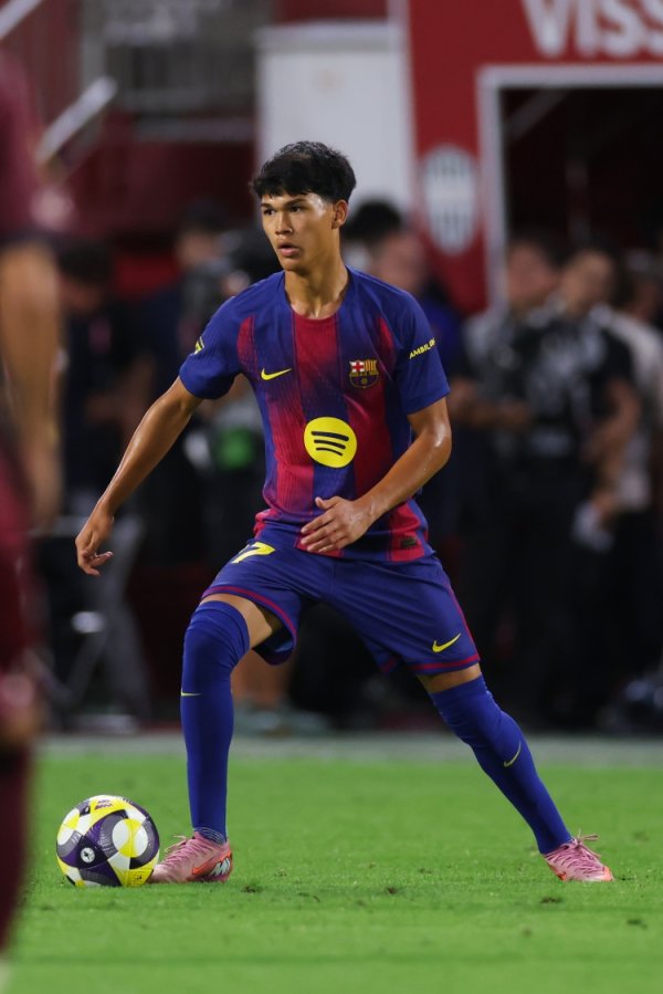 世体：西汉姆联见谅巴萨17岁新星德罗，可能冬窗开出报价