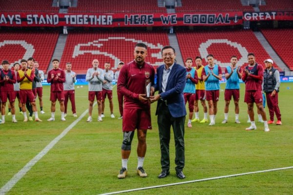 今天的官方磨练启动前，上海海港为莱昂纳多和李帅举行授奖庆典