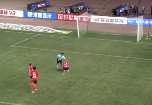 有温度！比赛畛域第一工夫，主裁马宁安危南通终末一罚失点的球员
