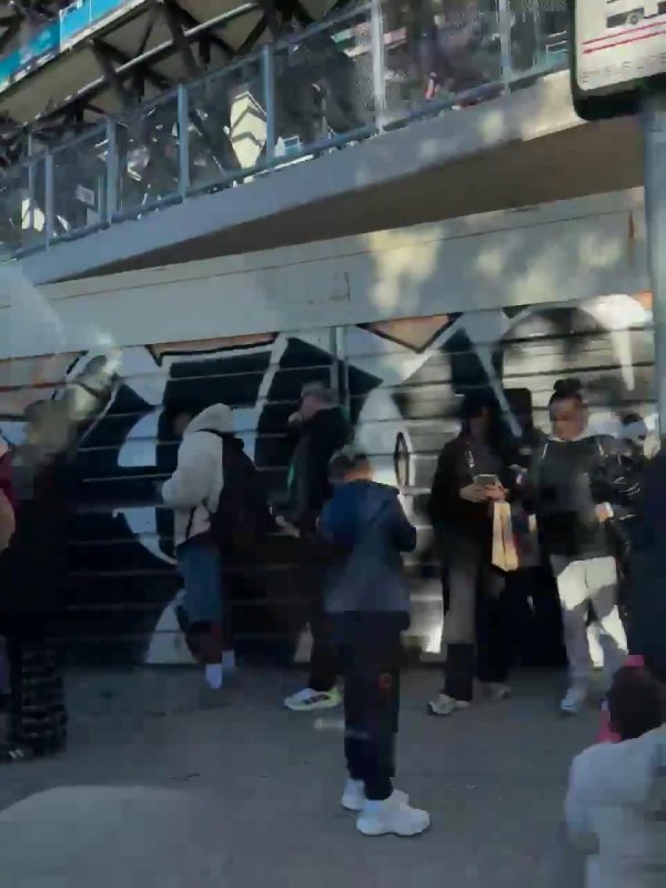 巴萨诺坎普公开推行，球迷当今已在球场外列队等候进场