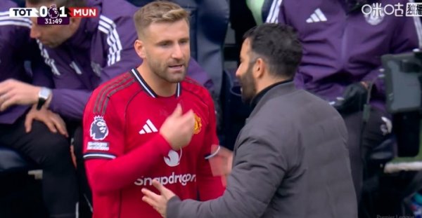 全队庆祝姆伯莫进球时，阿莫林匆匆找到卢克肖谜语打发