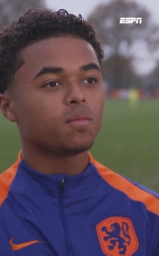 你会采选代表西班牙踢球吗？沙恩.克鲁伊维特：我的心属于荷兰