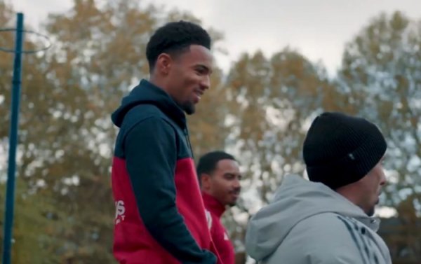 足球生计启动的场地❤️恩瓦内里回小学母校，与孩子们互动