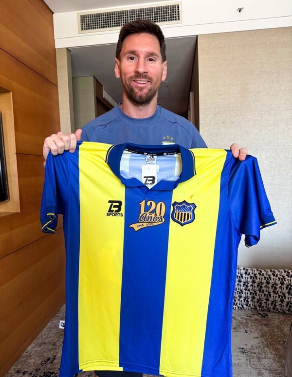 阿根廷俱乐部筹款铺设东谈主造草皮，梅西参与+展示该队球衣